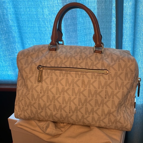 Michael Kors satchel bag. Never used. In excellent condition! - Picture 5 of 12